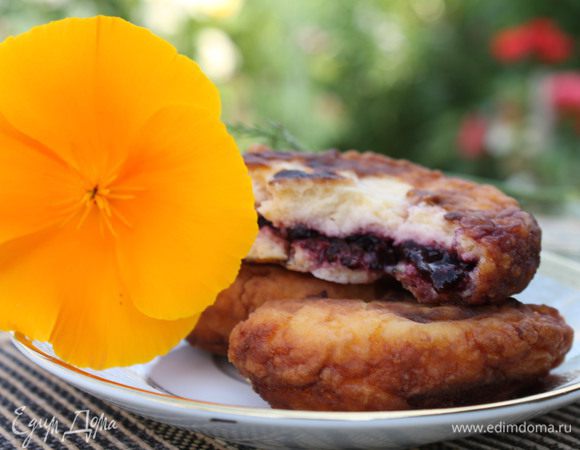 В сковороду наливаем растительное масло без запаха, примерно 2 см в высоту. Обжариваем наши сырники на среднем огне, с двух сторон до золотистого цвета. Приятного аппетита.