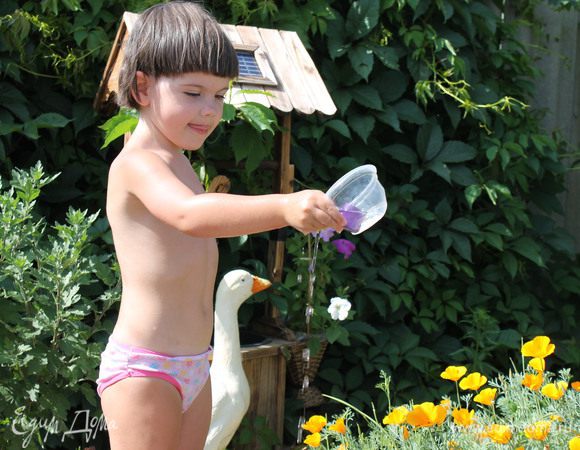 Поливаем цветы.))))