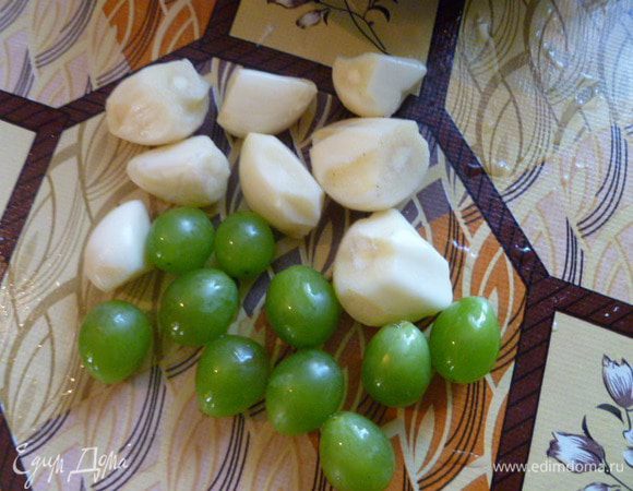 Чеснок почистить. И по желанию добавить виноград, что необязательно.