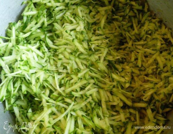 Теперь нам понадобятся перезревшие огурцы или нестандарт.
Натираем на крупной терке.