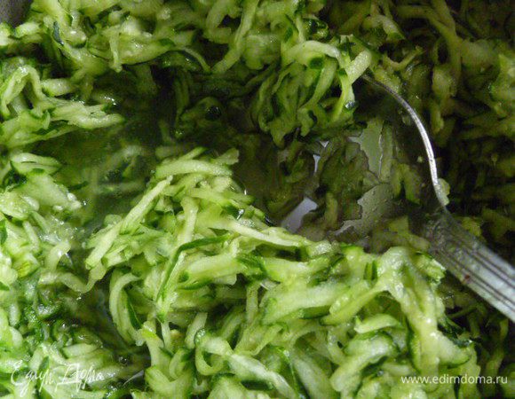 Добавить соль из расчета- 1 столовая ложка соли с горкой на 1 литр протертой массы.
Пусть немного постоит и пустит сок.