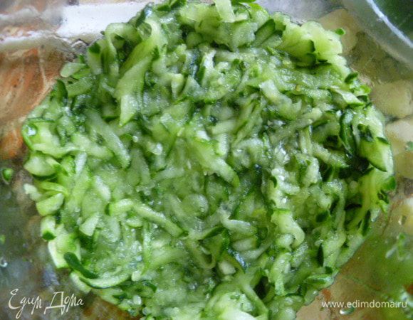 Сверху огурцов выкладываем огуречную массу с соком. Хорошо утрамбовываем, чтобы сок просочился везде.