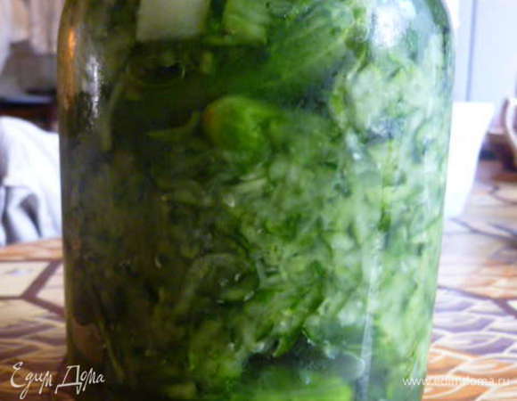 Чем дольше стоят, тем вкуснее. Первую баночку мы попробовали через 2 недели, они были малосольные, но тоже вкусные. Вторую банку через месяц - уже появился вкус бочковых. Но остальные огурцы, которые простояли больше просто покорили нас своим вкусом... Это очень и очень вкусно...
СОВЕТ: Если вы открыли банку, то нужно съесть в течении пару дней. Иначе скиснут... Поэтому мне удобнее закрывать в литровые баночки.
Готовые огурцы я не фотографировала, забыла наверное... Но вот скоро у меня начнется сезон огурцов ( вчера только собрала первых пару штук) и потом, когда у меня будут готовые огурчики, то я обязательно добавлю фото готовых огурчиков.
Попробуйте, вы не пожалеете!!!