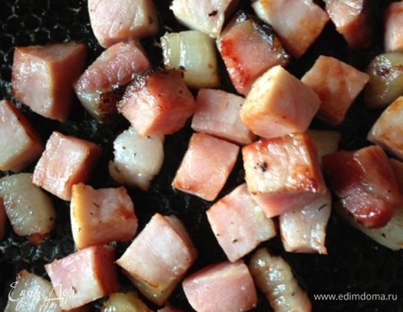 Бекон нарезать небольшими квадратиками и обжарить на сухой сковороде до легкого золотистого цвета.