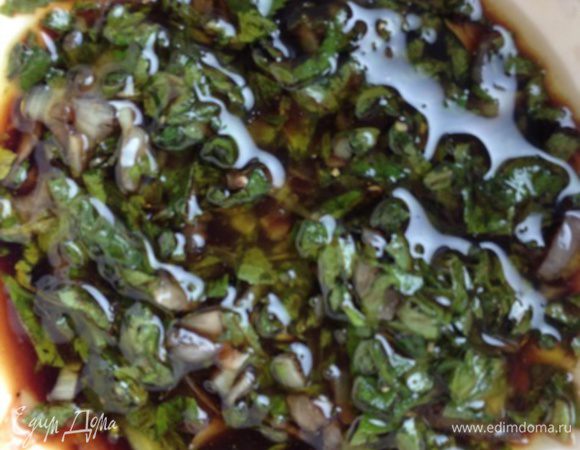 Для заправки измельчить  маленькую луковицу и мяту.
Соединить уксус, воду, масло, лук, мяту, соль, перец по вкусу и хорошенько перемешать.