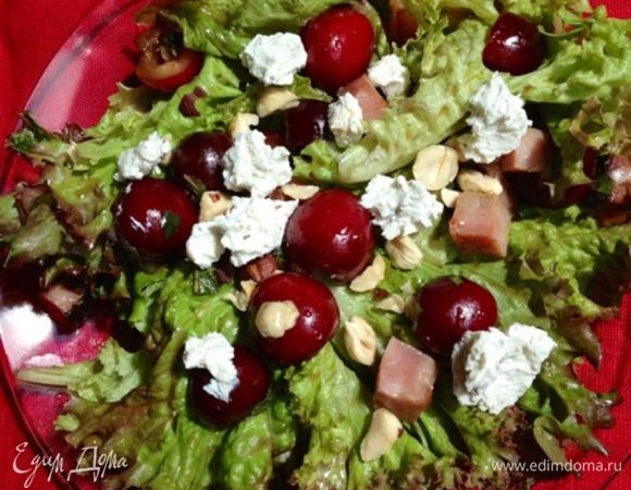 При подаче посыпать салат кусочками козьего сыра и орешками.
