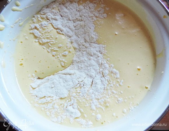 Просеиваем сверху муку (в два приема) и аккуратно перешиваем лопаткой сверху вниз от краев к центру. Если яйца правильно взбиты, то разрыхлитель совсем не нужен;)