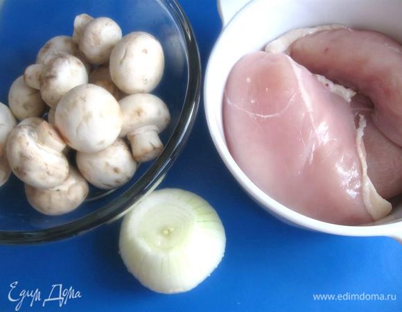 Приготовить  филе куриных грудок ( у меня ушло 3 филе), порезать  на кусочки. Лук почистить. 