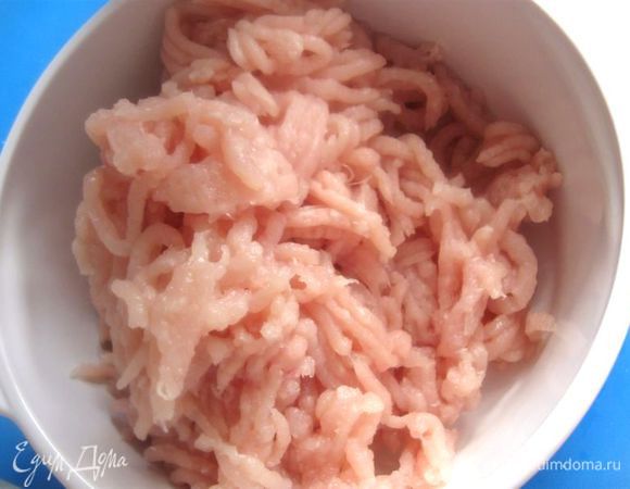 Филе прокрутить через мясорубку, посолить. 