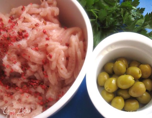 Розовый перец потолочь в ступке до среднего размера, добавить в филе. 