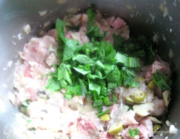 Оливки порезать кружочками, щавель и петрушку помыть, измельчить.  Добавить к фаршу.

