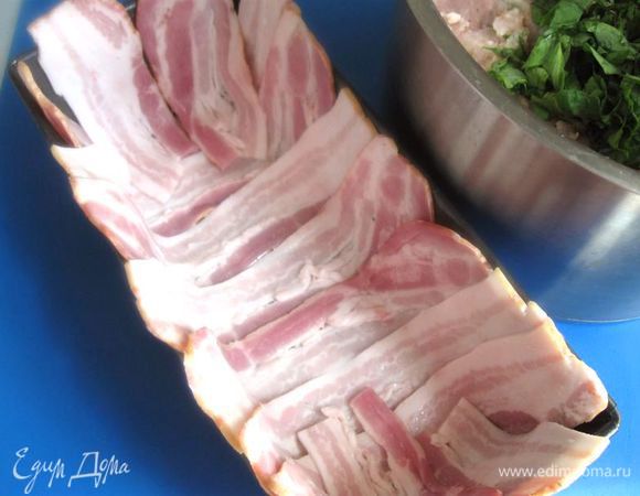 Прямоугольную форму обмазать маслом, выстелить кусочками бекона, чтобы было закрыто дно и боковые части формы.

