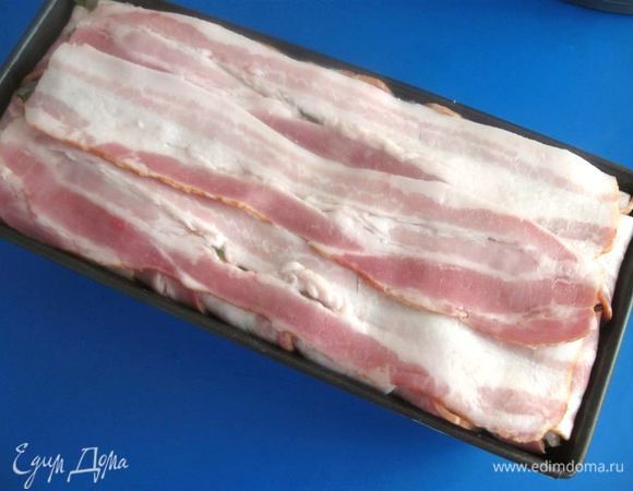 Сверху накрыть кусочками бекона. 