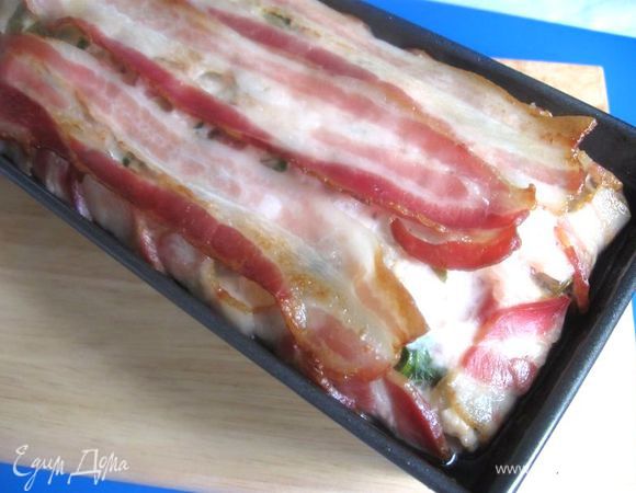 Духовку разогреть до 180 градусов и отправить туда будущий террин на 1 час. Может вам потребоваться чуть больше или меньше времени. Через 50 минут проверьте. Выключить духовку, дать постоять террину  в ней минут 5, вынуть из духовки,  дать постоять минут 10, слить образовавшийся жир. 