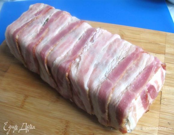 Дать остыть полностью, вынуть из формы, аккуратно перевернув ее. Убрать в холодильник на некоторое время – террин подают холодным. 