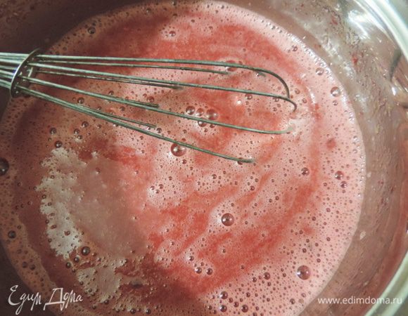 Все тщательно смешиваем венчиком до однородности, добавляем срезанную цедру и ставим на очень медленный огонь.