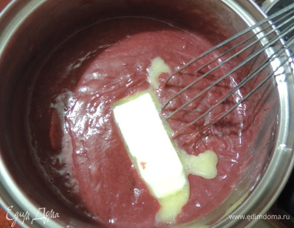 Варим, постоянно помешивая (!!!), пока курд не загустеет и не начнет булькать. (Попробуйте на сахар, покажется мало - можете добавить, пока курд варится). Снимаем с огня, добавляем масло, тщательно перемешиваем, накрываем пищевой пленкой (в контакте с поверхностью курда) и оставляем остывать при комнатной температуре. Нам достаточно его остудить до теплого состояния.