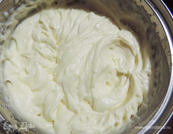 В то время, как курд полностью  остывает на бисквитных коржах. Приготовим сметанный крем. Сметану берите с жирностью 25% и выше!!! Иначе вы ее просто не взобьете! И, если есть возможность, постарайтесь выбрать менее кислую. Сметану взбиваем с сахаром и ванилином до устойчивых пиков и растворения сахара. 