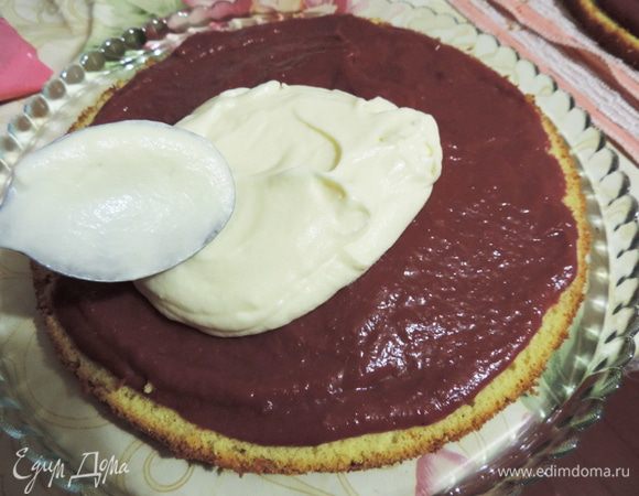 Сверху по курду равномерно распределяем примерно треть сметанного крема.