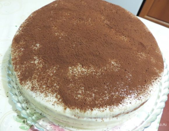 Далее осторожно кладем сверху второй корж с курдом и снова смазываем кремом. Накрываем третьим коржом. Обмазываем верх и бока торта кремом. Я сверху посыпала торт какао (1 столовая ложка) через мелкое ситечко.
