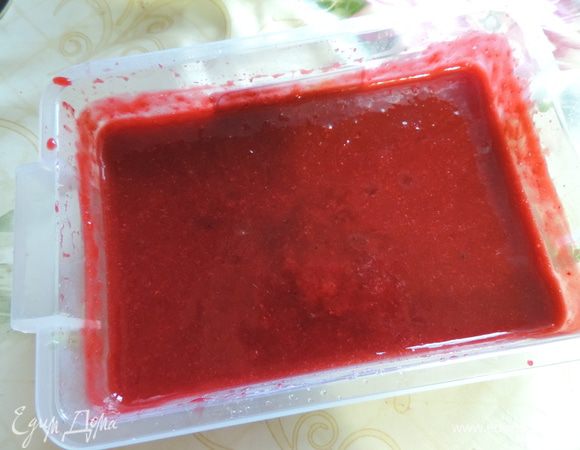 Для приготовления курда и желе нам понадобится малиновое пюре. Для его приготовления малину пюрируем при помощи блендера и протираем через сито, чтоб избавиться от косточек. Всего для торта понадобиться примерно 400 г малины (свежей или замороженной).