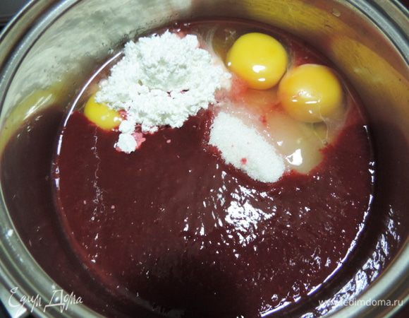 С половинки среднего лимона срезаем цедру лентой (только желтая часть) и выдавливаем сок. 
Яйца смешиваем с сахаром и крахмалом (ложку набираем с горкой!) в кастрюльке с толстым дном, добавляем лимонный сок, малиновое пюре.