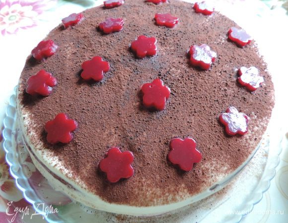  Нарезаем на кусочки произвольной формы и украшаем торт. Я вырезала цветочки при помощи формочки.