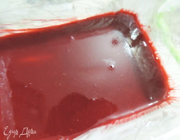 Для приготовления желе малиновое пюре смешиваем с водой, сахаром и агаром. Количество сахара регулируйте в зависимости от ваших вкусовых пристрастий и кислоты малины. На медленном огне при постоянном помешивании доводим до кипения и кипятим две-три минуты. Затем выливаем немного остывшее желе в небольшую форму, выстеленную пищевой пленкой. Даем застыть.