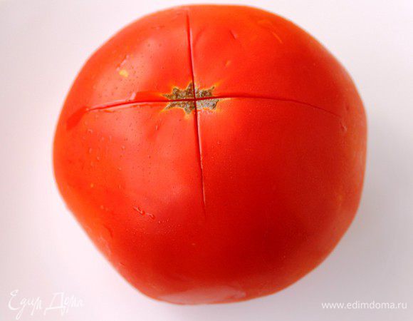 Сделать на помидорах (у меня два среднего размера) крестообразные надрезы острым ножом, на 40 секунд опустить в кипяток.