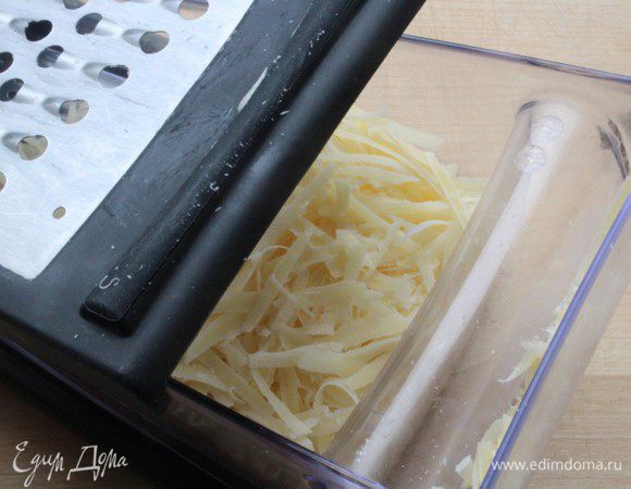 Сыр натереть на крупной терке.