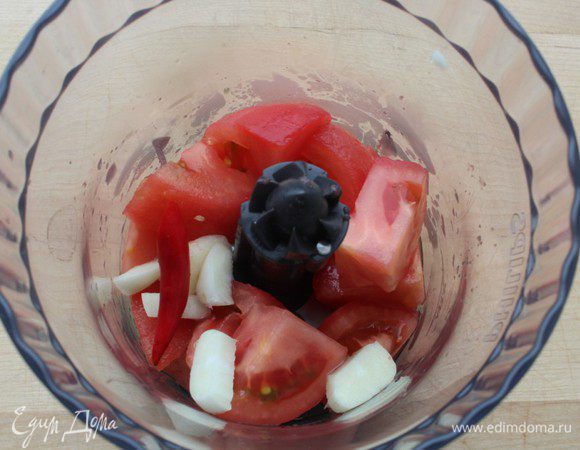 Помидоры нарезать и положить в чашу блендера. Туда же добавить чеснок и перец чили (без семян). Измельчить...