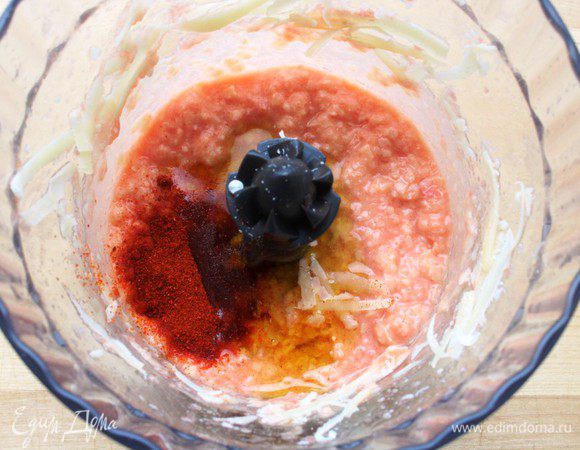 Добавить сыр, паприку, соль и оливковое масло. Взбить до желаемой степени однородности.
