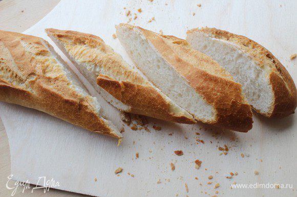 Нарезать хлеб толcтыми ломтями, обжарить в тостере или под грилем, сбрызнуть маслом.