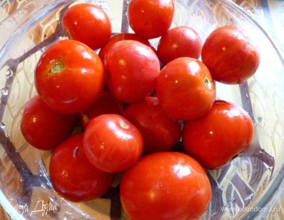 Расчет на 1 литровую банку. Подготовим помидоры, выбрать самые спелые и помыть.