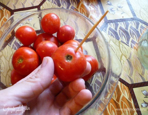С помощью зубочистки сделать проколы у основания помидора.