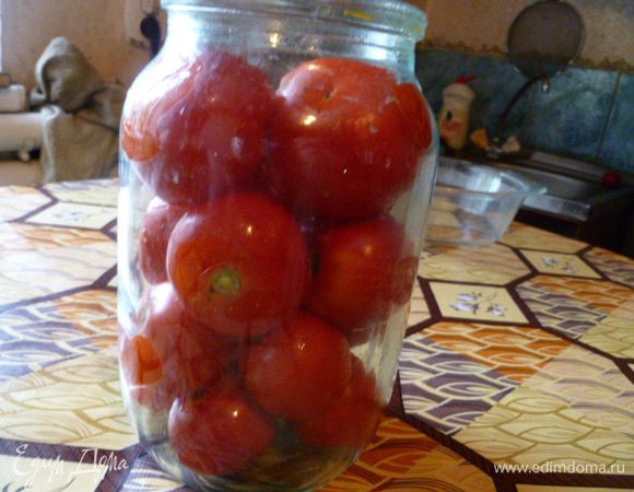 Уложить подготовленные помидоры в стерилизованную банку.
