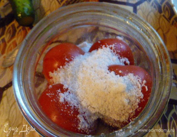 Сверху на помидоры насыпаем соль. По желанию можно добавить любые специи...