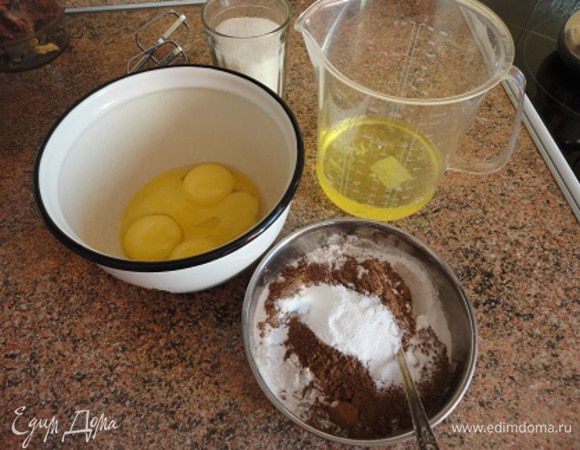 1.	Бока формы для выпекания смазать растительным маслом, дно выстлать пекарской бумагой. Включить духовку для разогрева до 180 градусов.
2.	 Яичные желтки отделить от белков. Крахмал смешать с какао и разрыхлителем. 

