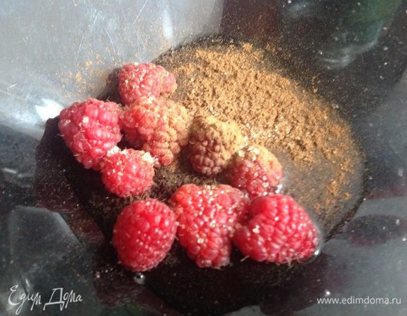 Духовку разогрейте до 200 градусов. Приготовьте глазурь: смешайте все ингредиенты, разминая малину вилкой.