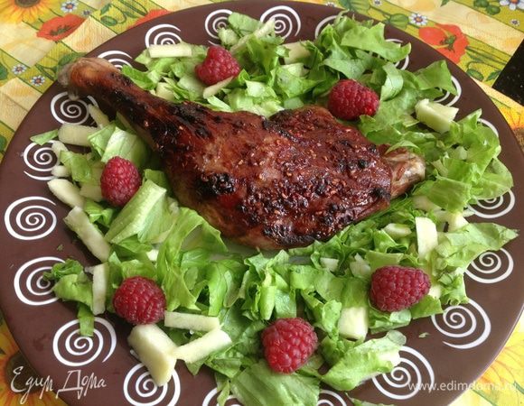 Украсьте по желанию. Я порвала листья салата, мелко порезала зеленое яблоко и украсила малиной.