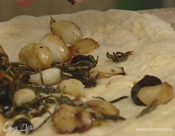 Выложить на него начинку.