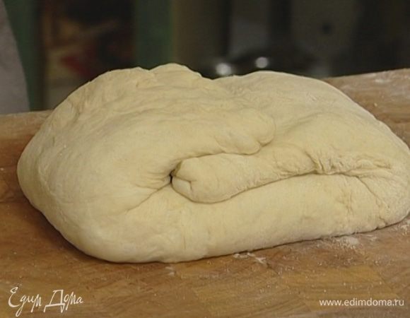 Свернуть тесто конвертом. Накрыть влажным полотенцем и оставить на полчаса.
