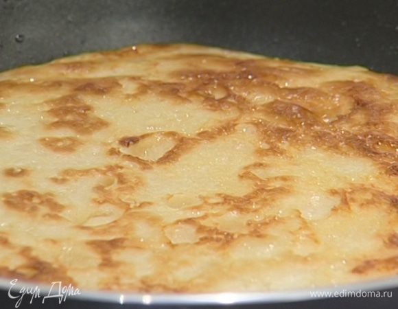 Разогреть в сковороде растительное масло и пожарить оладьи.