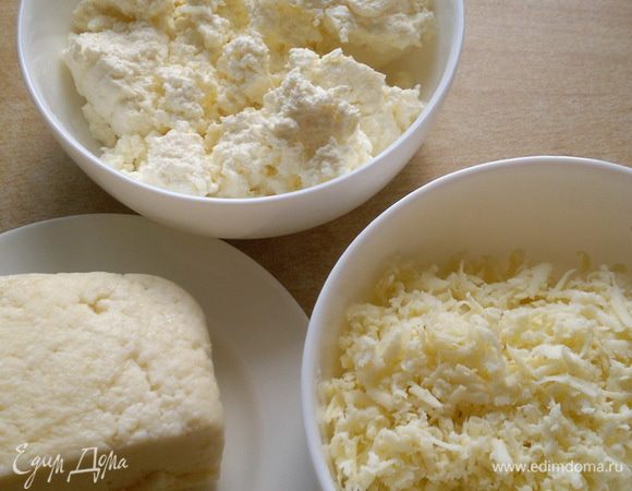 Готовим: сыр адыгейский натрем на крупную терку, творог домашний - разомнем, добавим натертый твердый сыр.