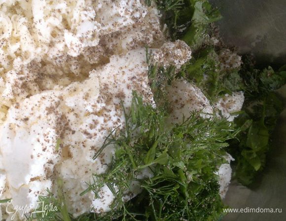 Все сыры соединяем, добавляем перец и измельченную зелень (укроп,петрушка,сельдерей).