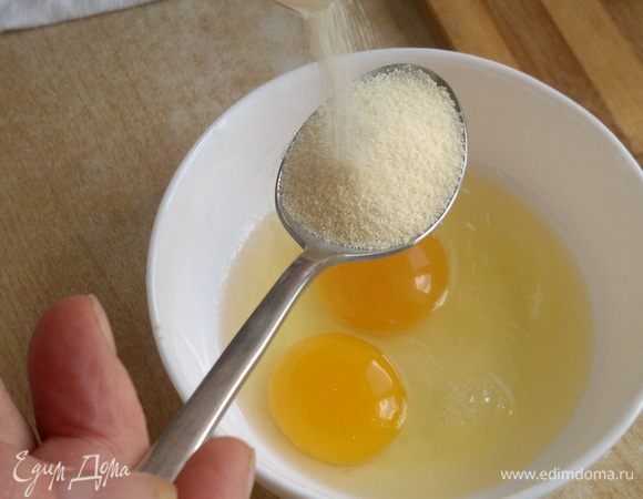 Отдельно в мисочке смешиваем яйца с манной крупой, 