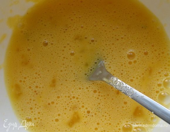 хорошо разбалтываем и даем немножко времени манке разбухнуть.