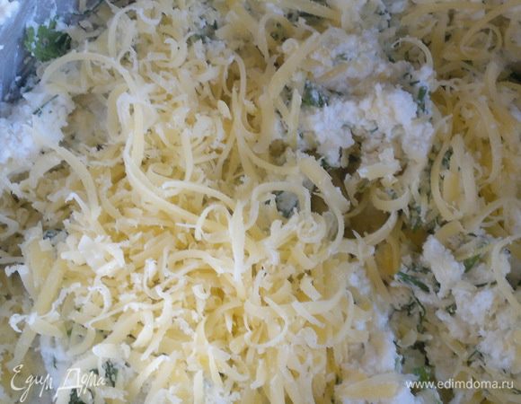  Затем добавляем в сырную начинку яичную болтушку. Начинка для пирога готова.