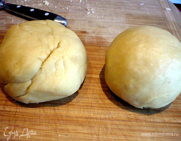 Сначала приготовим тесто. Для этого в емкости, в которой будем замешивать тесто, смешаем яйца (у меня крупные) и 1,5 ст.л. оливкового масла. Посолим, потихоньку, примерно по 80 г, начнем подсыпать муку, каждый раз хорошо перемешивая тесто. Может быть, вам понадобится чуть меньше муки. Выкладываем тесто на рабочую поверхность и доводим его до эластичного состояния. Если вы пересыпали муки, то добавьте при работе с тестом на рабочей поверхности немного воды (достаточно просто смочить руки) и оливкового масла (на ¼ часть теста — не более половины ч.л. масла). На фото видно, что часть теста справа раскатана достаточно хорошо, а слева — еще нуждается в вымешивании. Я поделила тесто на четыре части, так мне было проще с ним работать. Заворачиваем эластичное тесто в пищевую пленку и ставим минут на 15 в теплое место (у меня это духовка, нагретая до 50 градусов). Затем оставляем тесто отдохнуть минут 10 в прохладном месте.