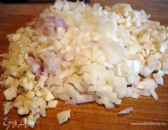 Для начинки разогреваем духовку в режиме гриль. Перцы освобождаем от семян, разрезав их на четвертинки. Смазываем кожицу оливковым маслом и выкладываем на противень кожицей вверх. Запекаем 15-20 минут, пока кожица не начнет темнеть. Тем временем режем небольшими кубиками очищенные лук, чеснок и сельдерей.